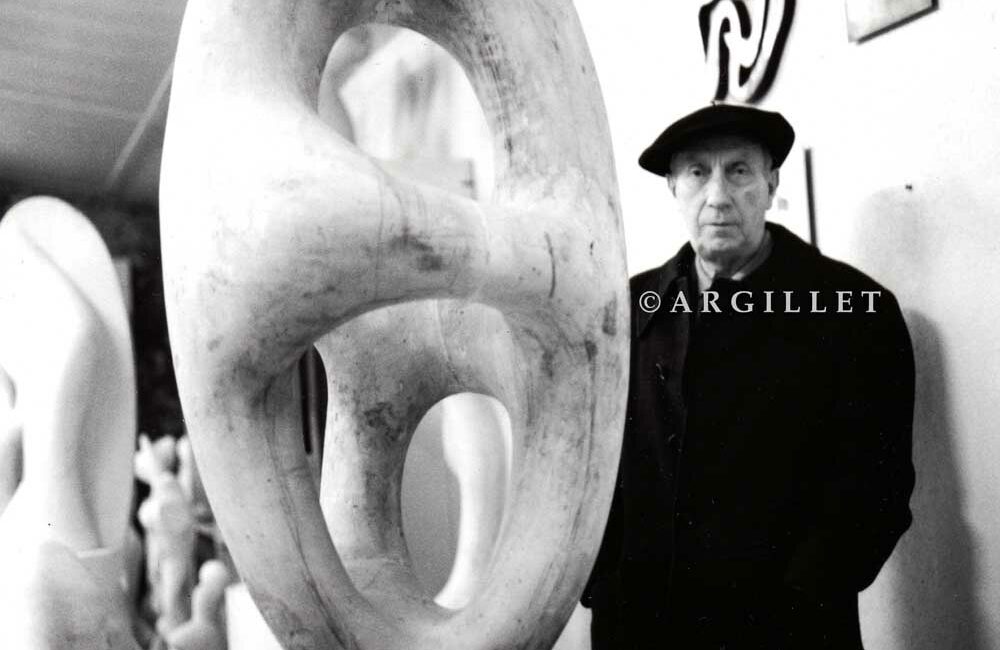 Photo de Arp devant sculpture 1