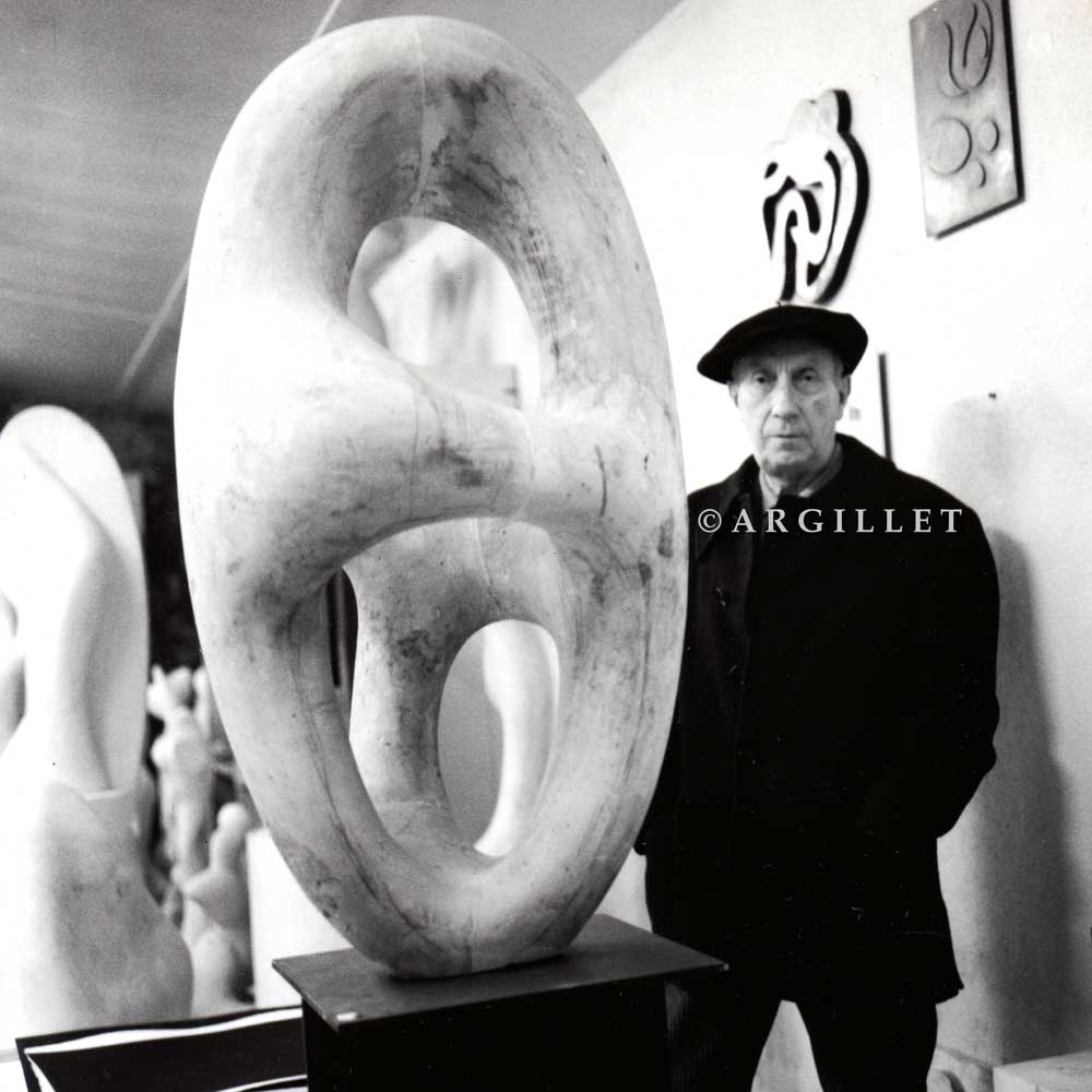 Photo de Arp devant sculpture 1