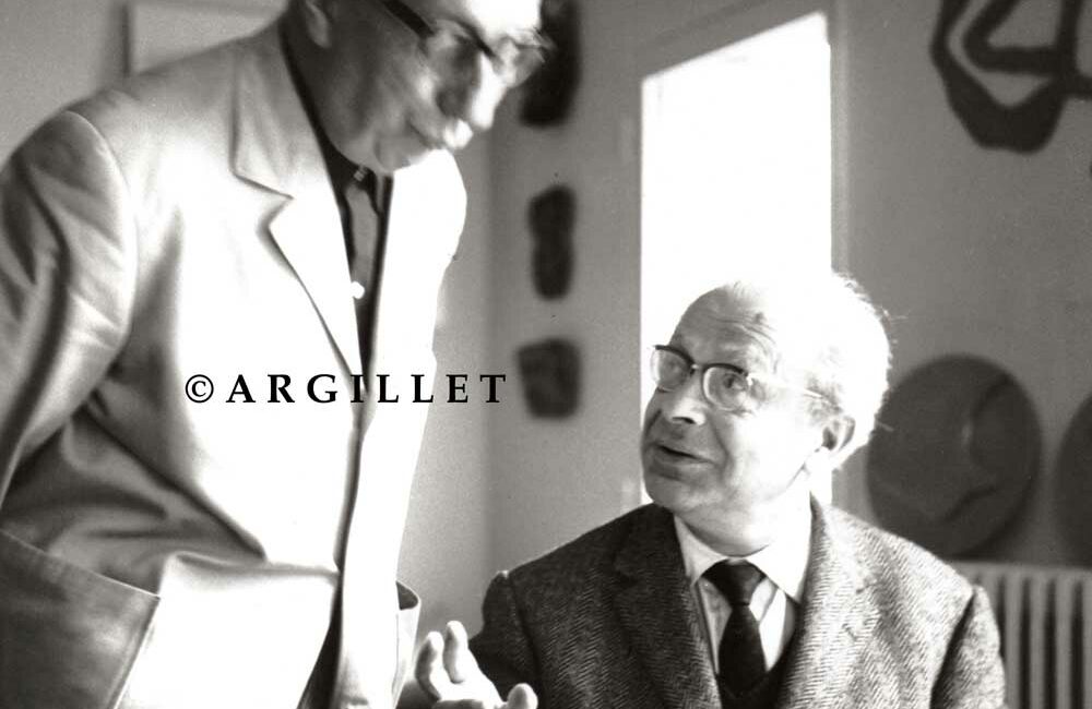 Photo d'une discussion Arp et Tzara 6