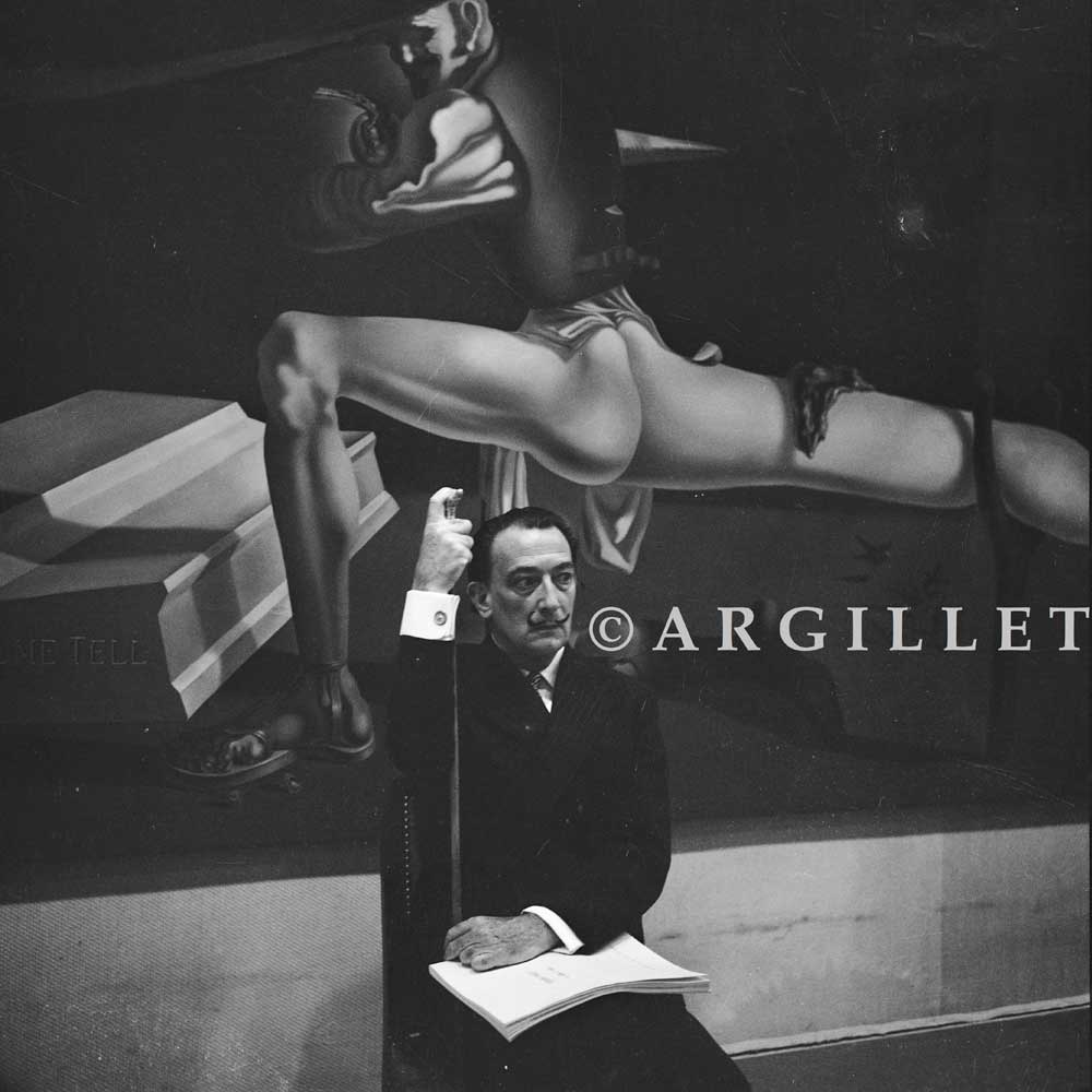 Photo de Dali devant tableau André Breton 20