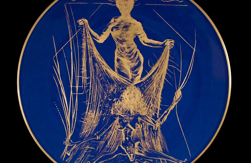 assiette Dali Femme tenant le Voile